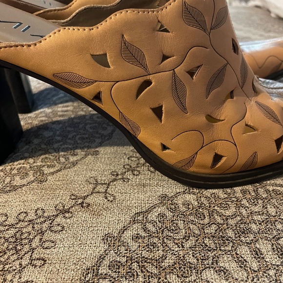 Mia tan leather heel mule - Picture 6 of 7